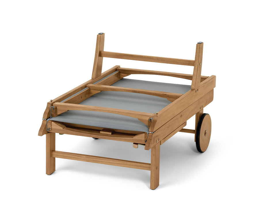 Detailansicht der Liege »Lenja« mit ausziehbarem Tabletttisch und grauem Liegefläche.