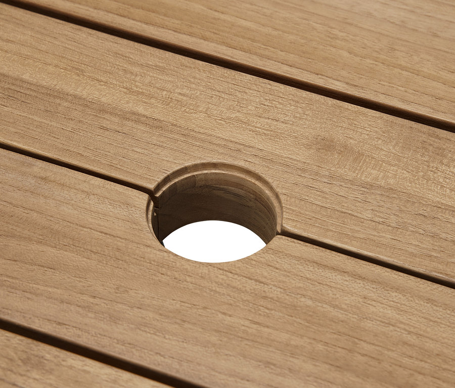 Detailaufnahme eines Premium-Gartentisches aus Teakholz mit einem Loch in der Mitte.