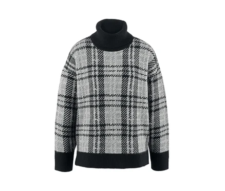 Detailansicht eines Strickpullovers mit Rollkragen und Karomuster.