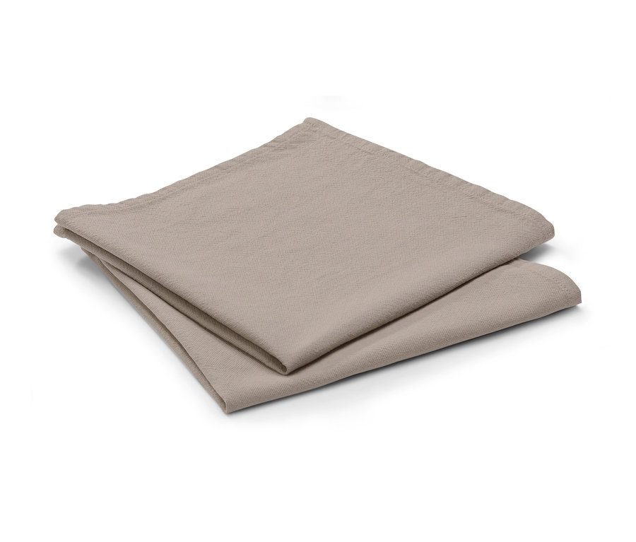 Zwei gefaltete, beige Leinenmischservietten.