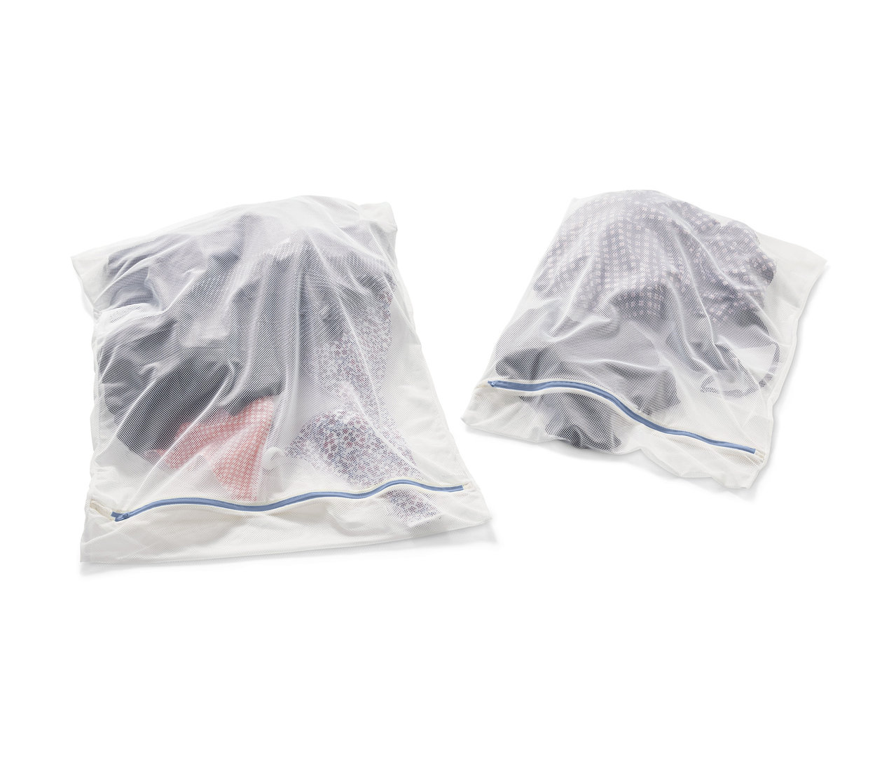 Zwei weiße XL-Wäschenetze, gefüllt mit Kleidung.