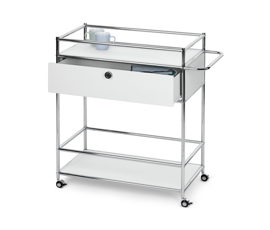 Detailaufnahme eines Design-Barwagens aus Metall mit einer offenen weißen Schublade und zwei Tassen oben.