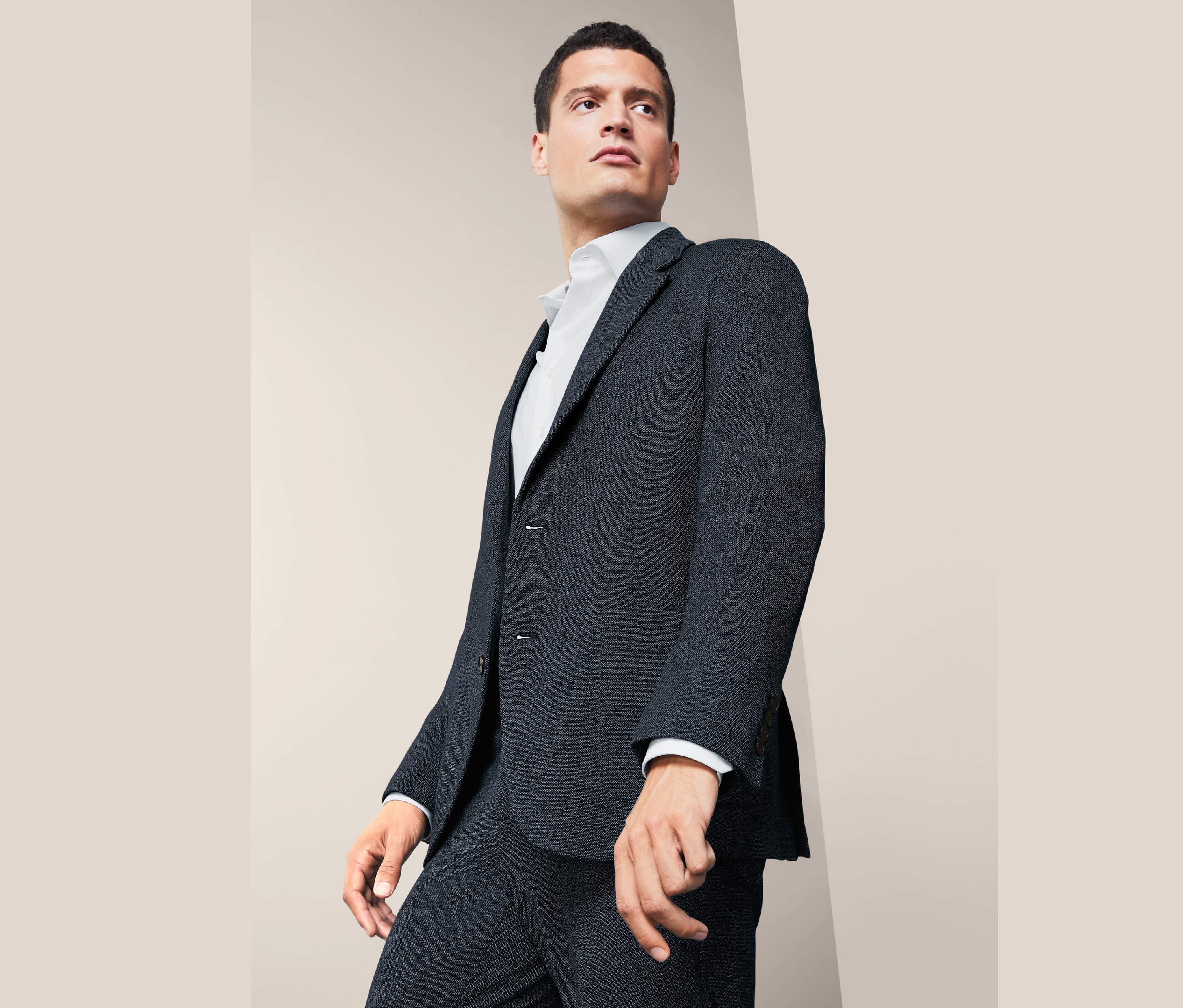 Mann trägt ein Jersey-Sakko.