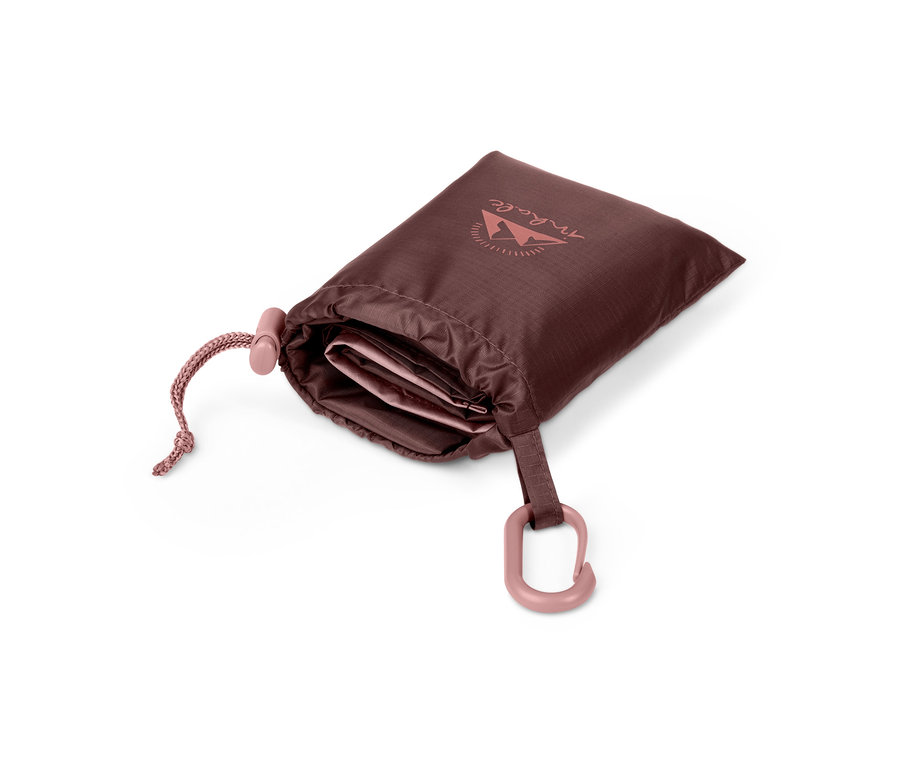 Eine Mini-Picknickdecke in einem bordeauxfarbenen Beutel mit Kordelzug und Karabiner.