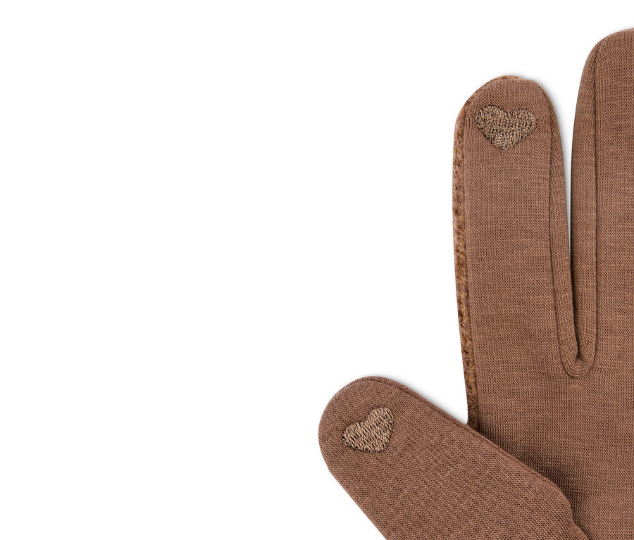 Detailaufnahme von cognacfarbenen Handschuhen im Materialmix, mit dekorativen Herzen auf den Fingern.