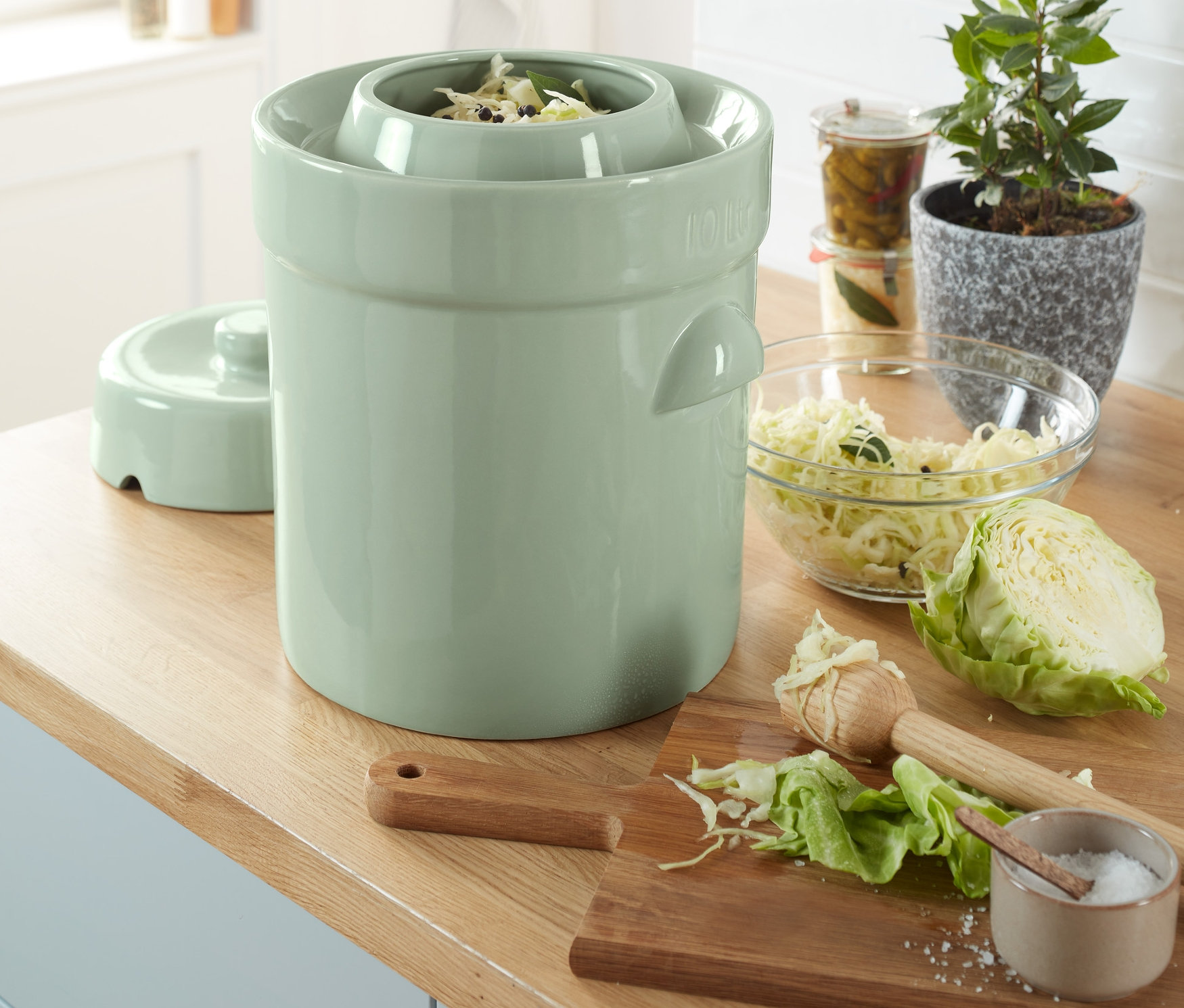 Sauerkraut wird in einem MS-Steinzeug Gärtopf zubereitet.