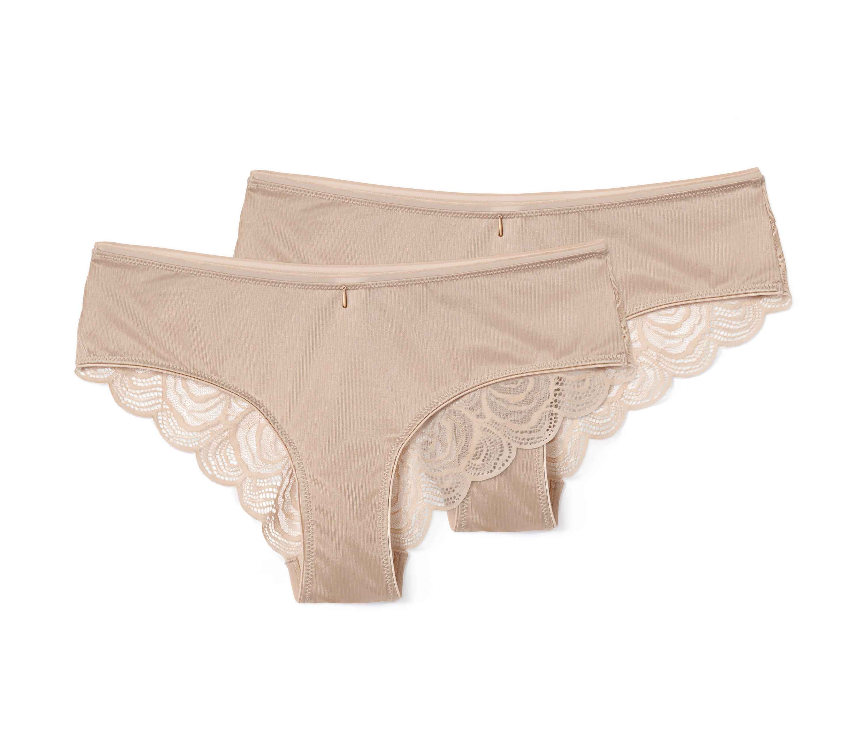 Zwei beige Brazilslips mit Spitze liegen auf einem weißen Hintergrund.