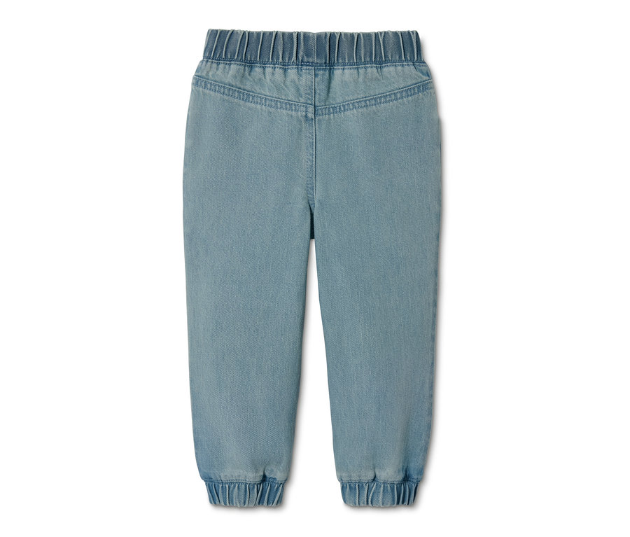 Eine Denim-Schlupfhose auf einem weißen Hintergrund.