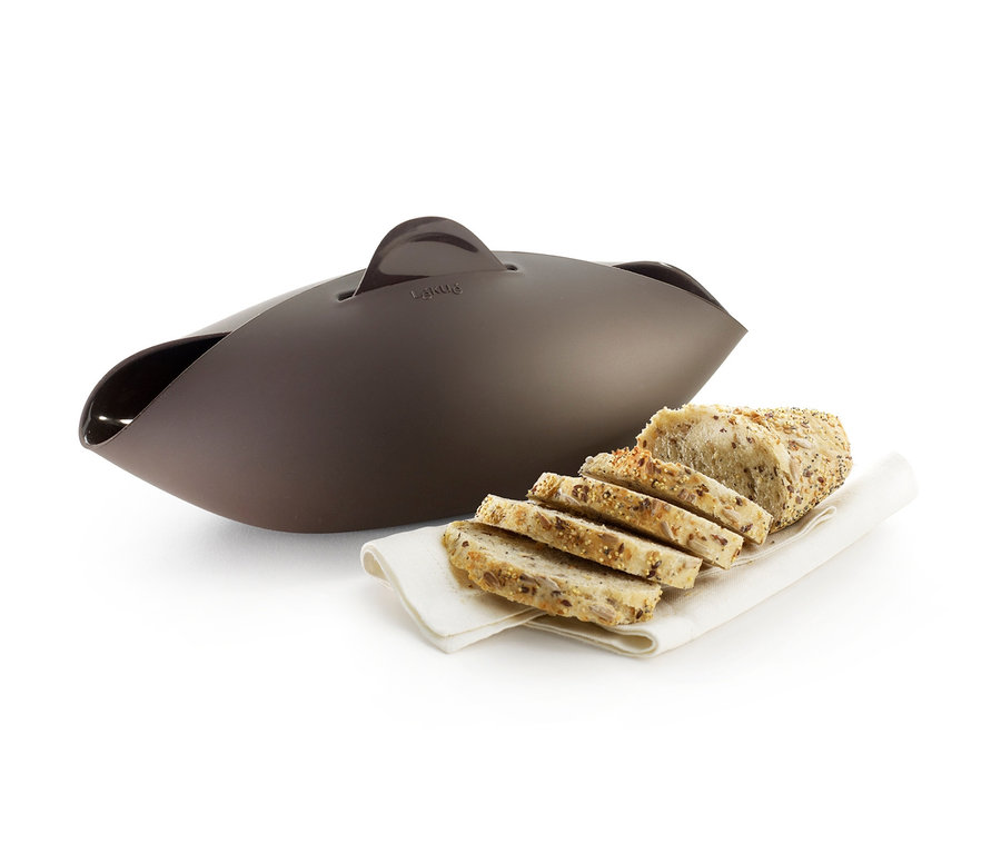 Braune Lékué Brotbackform neben aufgeschnittenem Brot auf einem weißen Tuch.