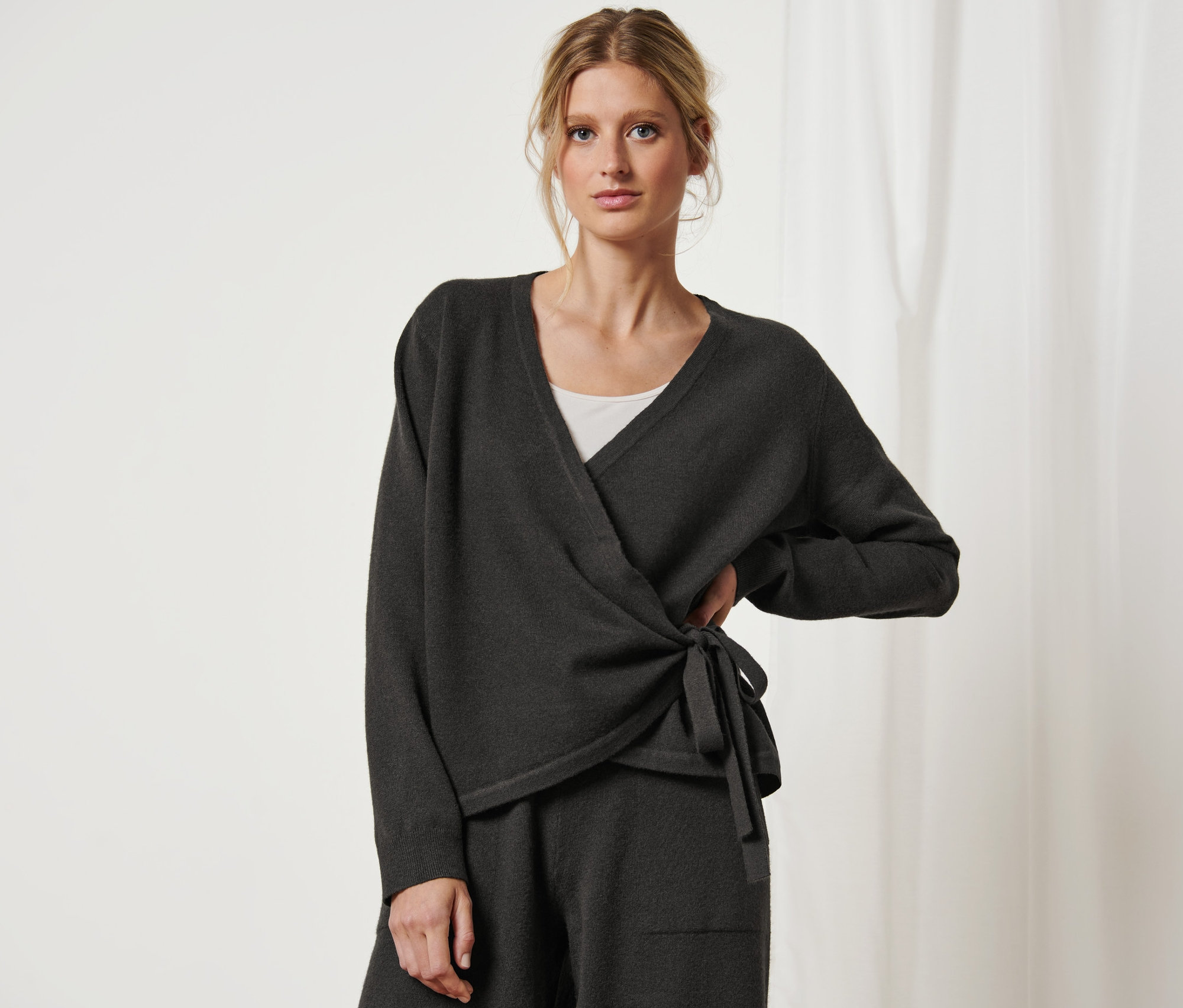 Frau posiert in Wickeljacke.