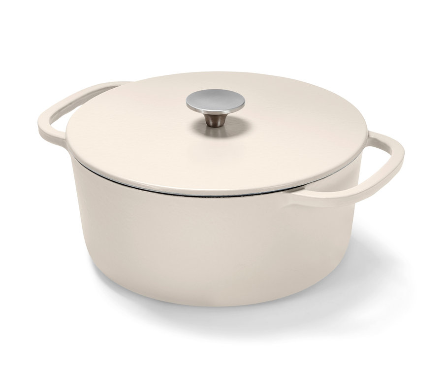 Ein cremefarbener Gusseisen-Bräter mit Deckel und silberfarbenem Griff.