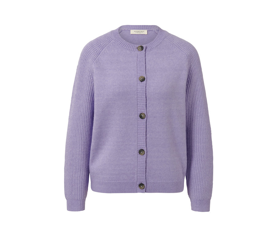 Lila Strickcardigan mit Knöpfen.