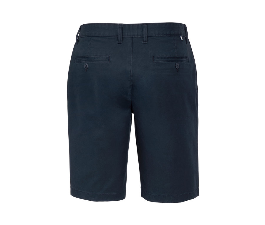 Detailansicht der Rückseite von marineblauen Chino-Shorts.