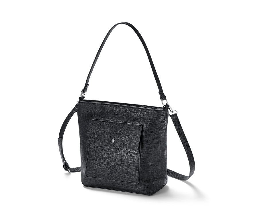 Schwarze Umhängetasche mit aufgesetzter Tasche und langem Riemen.