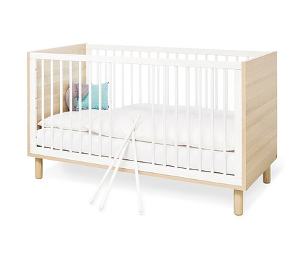 Breites, 3-teiliges Pinolino Set »Flow«, weiß mit Holzrahmen, darin eine weiße Decke und zwei Kissen.