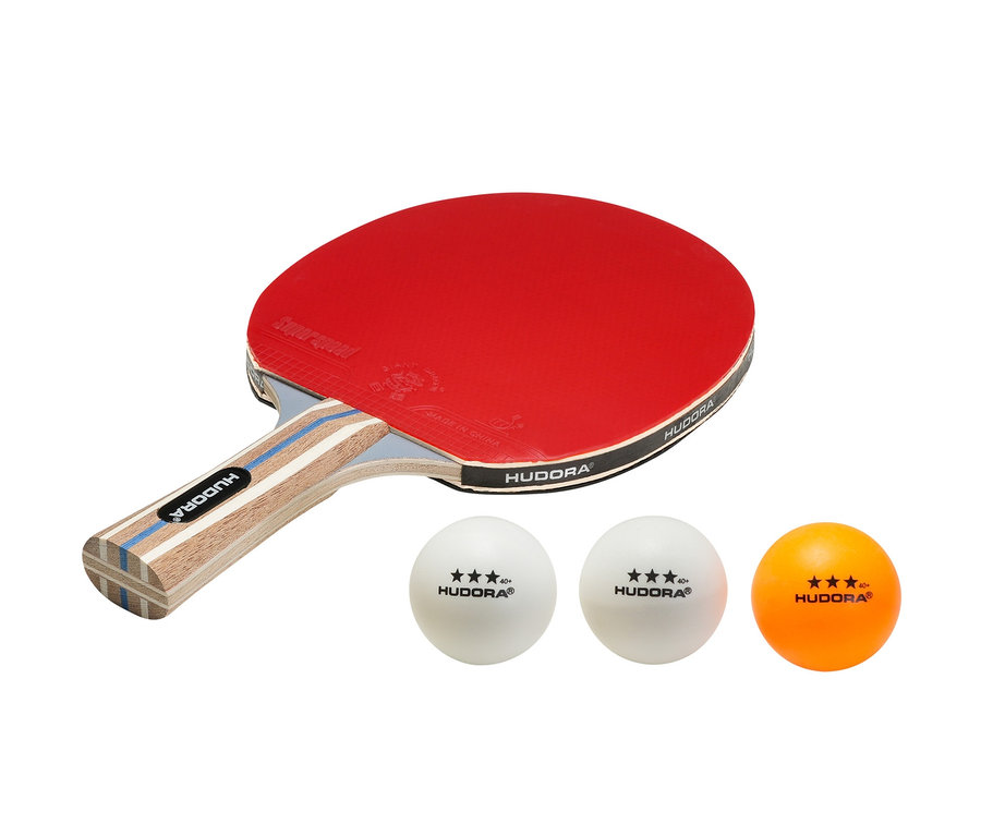 Roter Hudora Tischtennisschläger »Tournament« und zwei weiße sowie ein orangener Ball auf weißem Hintergrund.