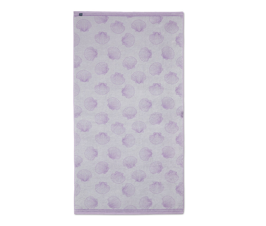 Ein helles lila XL-Frottier-Badetuch mit Muschelmuster.