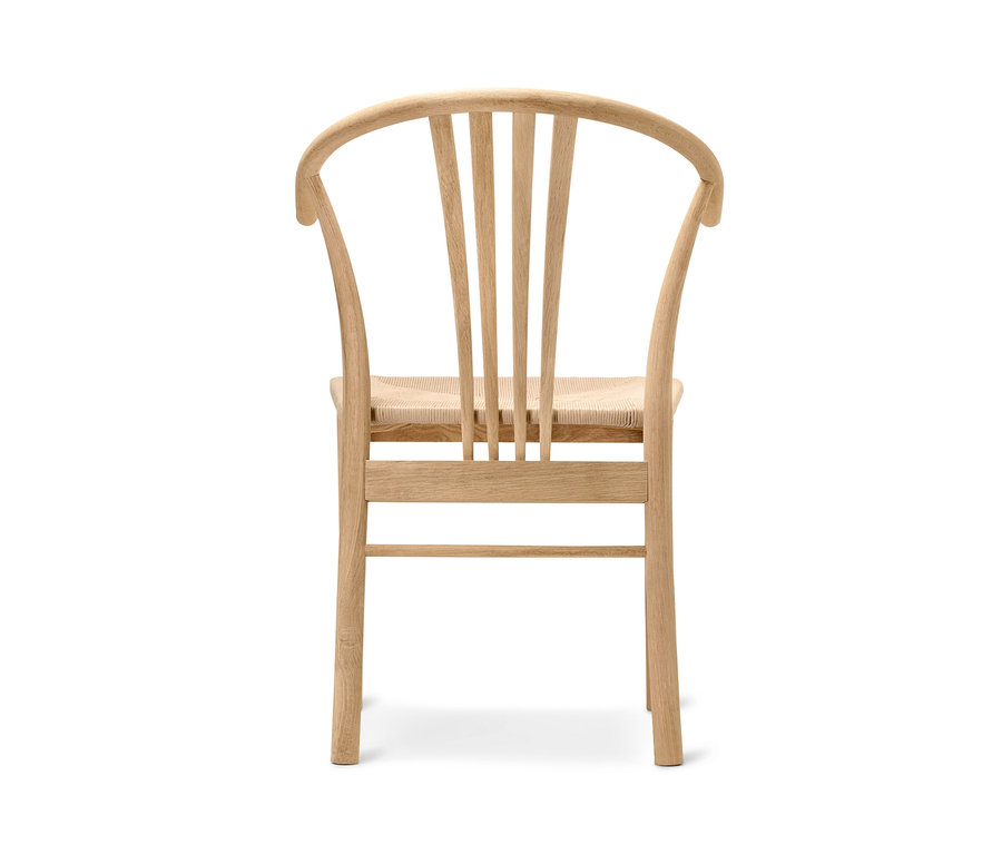 Rückansicht eines Esszimmerstuhls aus Eichenholz mit Korbgeflecht auf weißem Hintergrund.