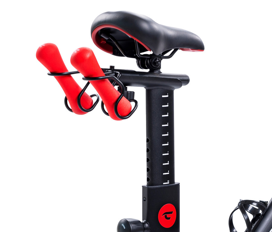 Detailansicht des Sattels und der Hantelhalterungen am Christopeit Sport Racer Bike 4.0.