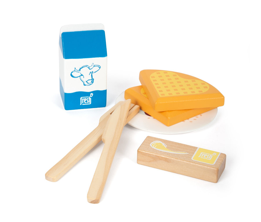 Holz-Milchkarton, zwei Käsescheiben auf einem Teller, Messer und ein Stück Butter.