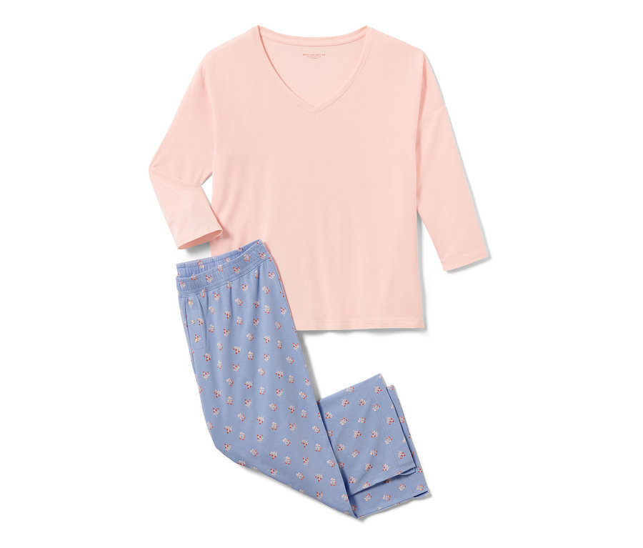 Ein 3/4-Pyjama in Hellrosa mit geblümter Hose.