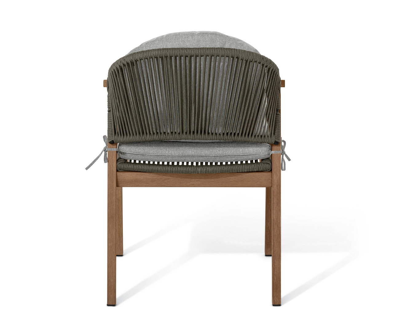 Rückansicht eines Design-Dining-Stuhls mit Holzrahmen und grauem Rattansitz und -rücken.