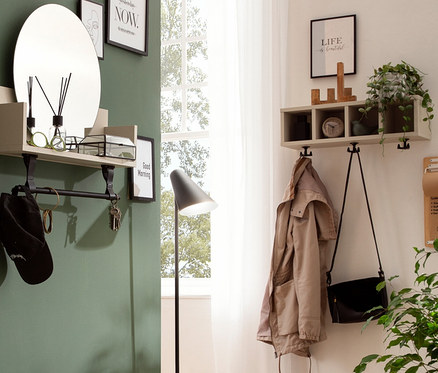 An einer grünen Wand hängen ein Hakenpaneel »Lovund«, ein Spiegelregal »Lovund«, ein Regal »Lovund« und eine Schuhbank »Lovund«.
