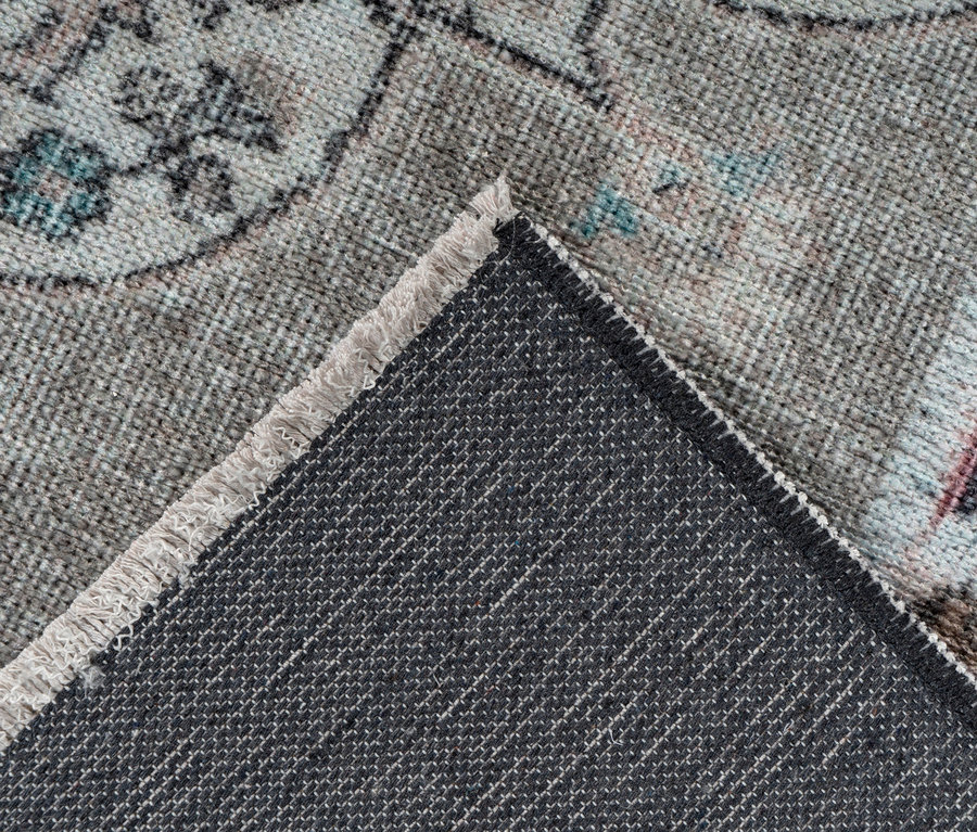 Detailaufnahme eines Kayoom Flachflorteppichs »Toska 225« mit Blumenmuster und grauem Rücken.