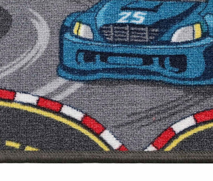 Detailansicht eines Kinderteppichs »CARS« mit einem blauen Rennauto.