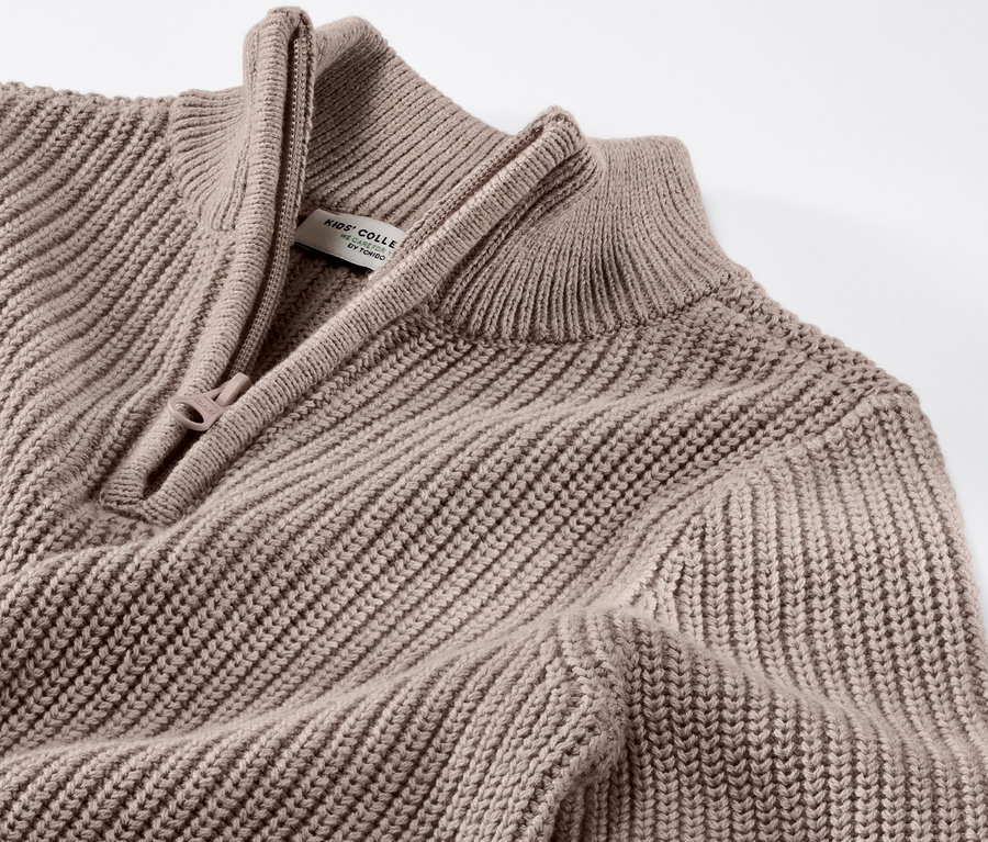 Detailaufnahme eines Kinder-Strickpullovers, Troyer.