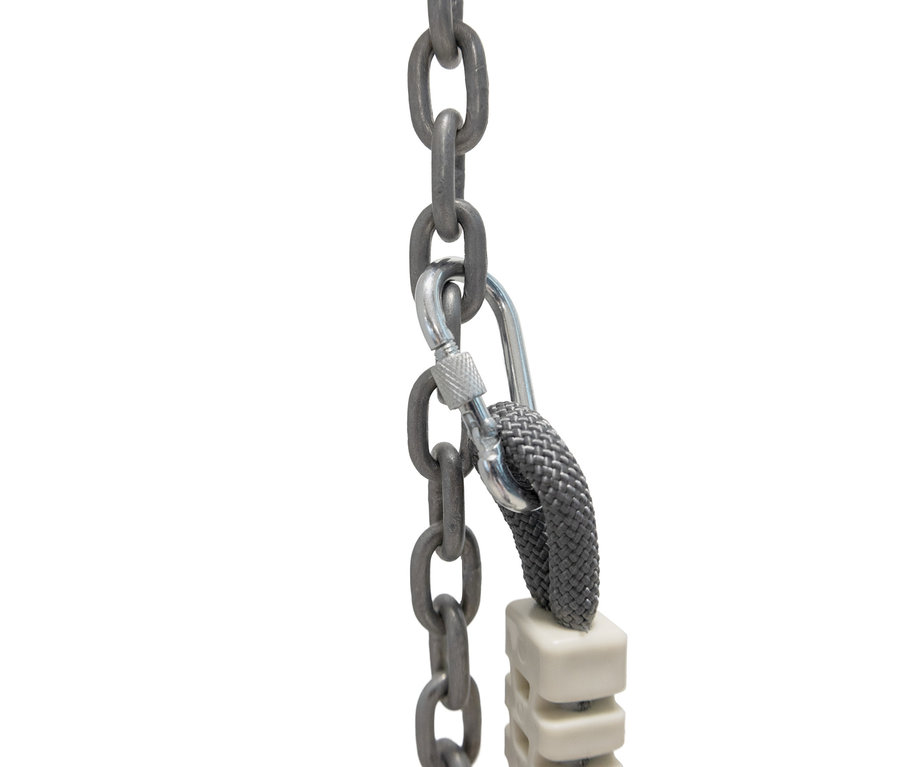 Kette mit Karabiner befestigt an grauem Seil, das ein weißes Kunststoffteil hält. HUDORA Schaukelaufsatz Toddler.