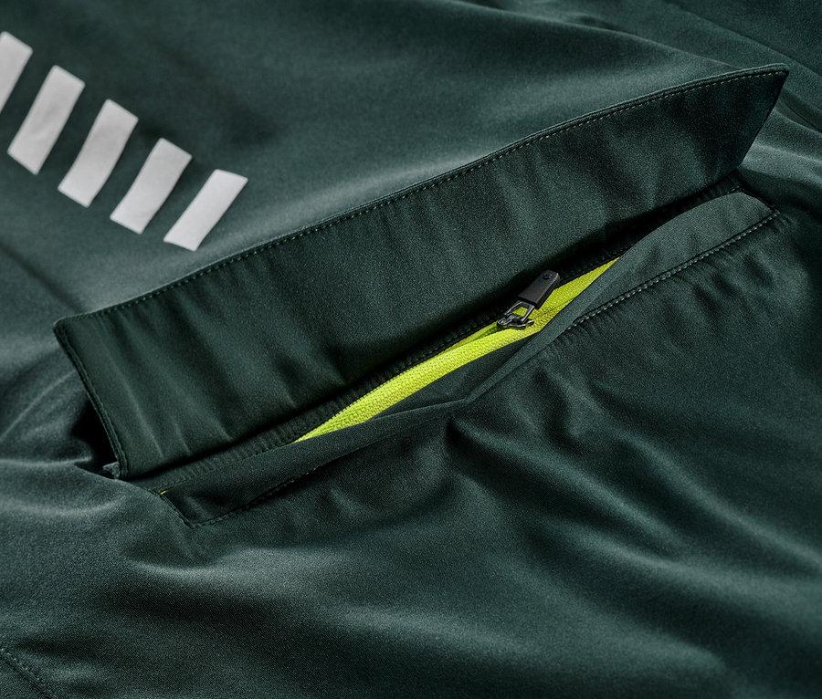 Detail einer Rad-Regenjacke mit Reißverschluss und Tasche.