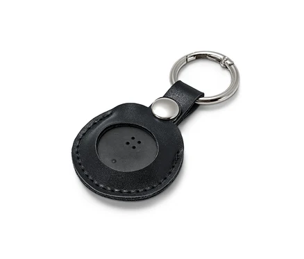 Schwarzer Smart-Tracker mit Anhänger auf weissem Hintergrund.
