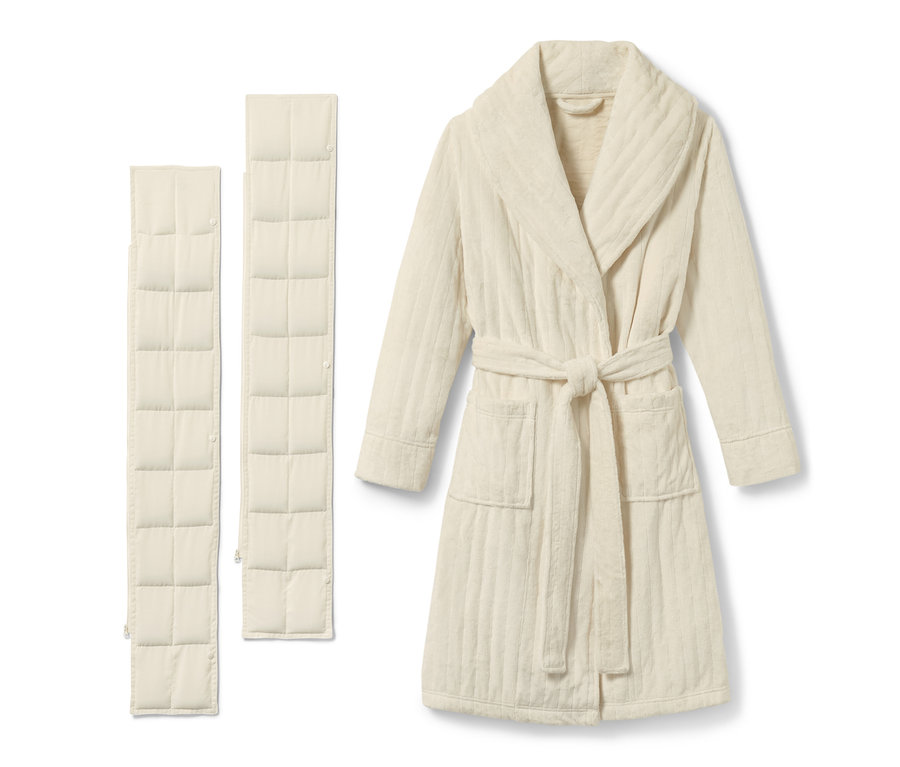 Ein weißer Gewichts-Bademantel mit zwei Gewichten.