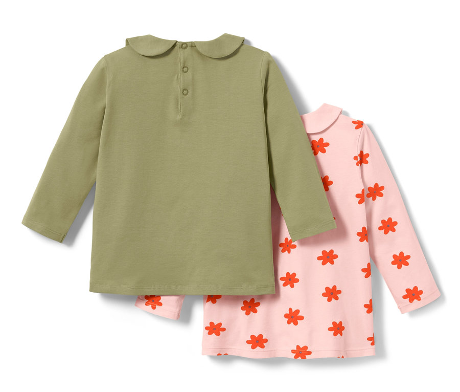Zwei Baby-Shirts: ein olivgrünes und ein rosa Shirt mit roten Blumen.