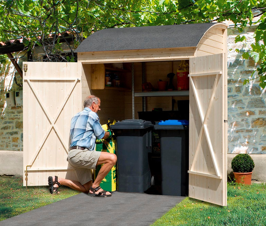 Mann kniet vor geöffneter Weka Fahrrad-und-Mehrzweckbox (19 mm) und legt einen Sack hinein.