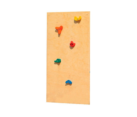 Kletterwand mit verschiedenfarbigen Griffen.