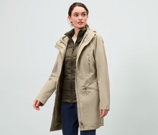 Frau trägt einen grauen 3-in-1-Outdoormantel.