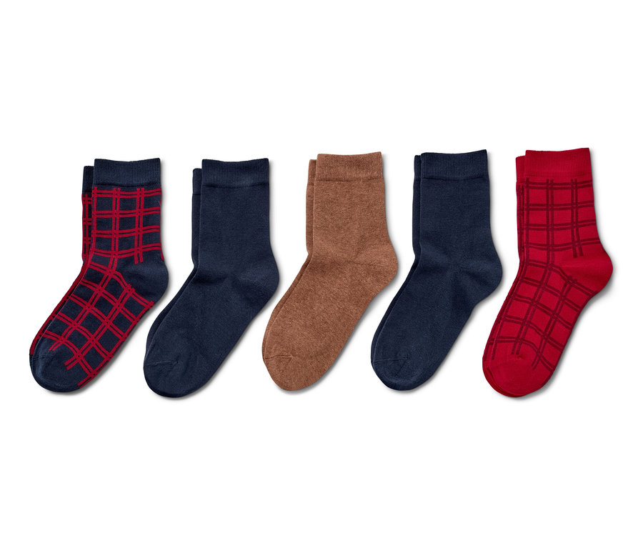 Fünf Paar Socken in verschiedenen Farben und Mustern liegen nebeneinander.