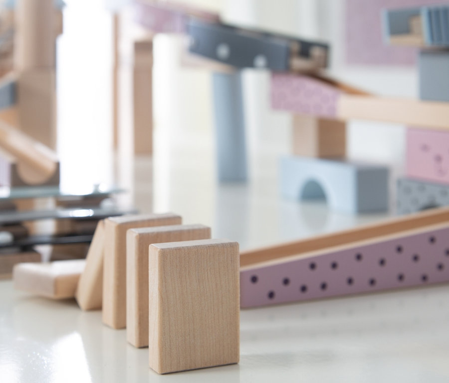 Detail einer roba Kugelbahn, 100-teilig, mit vier Dominosteinen im Vordergrund.