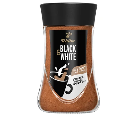 Nahaufnahme eines Glases Tchibo BLACK & WHITE Instantkaffee - 180 g Instantkaffee.