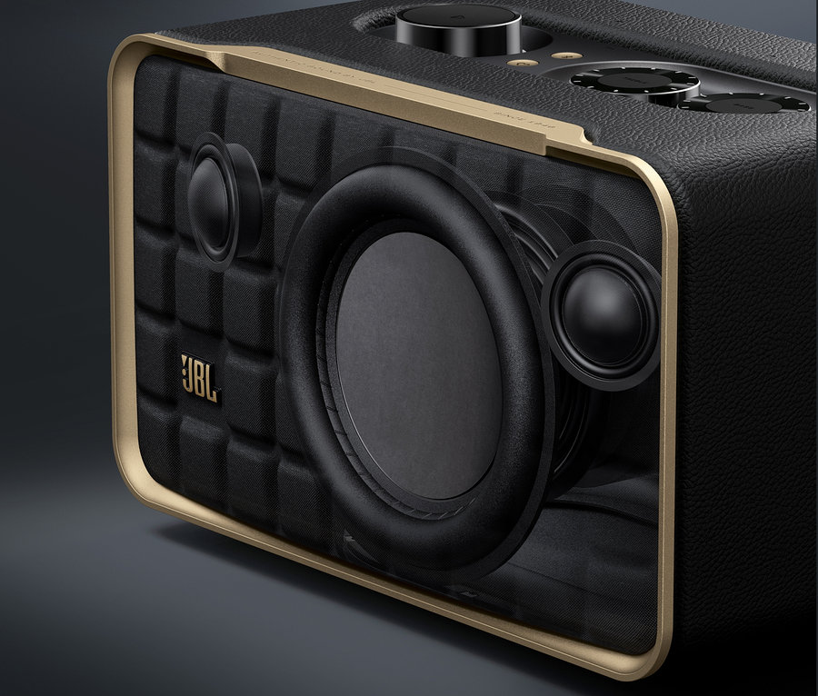 Nahaufnahme eines schwarzen JBL Authentics 200 Smart-Home-Lautsprechers mit goldenen Akzenten.