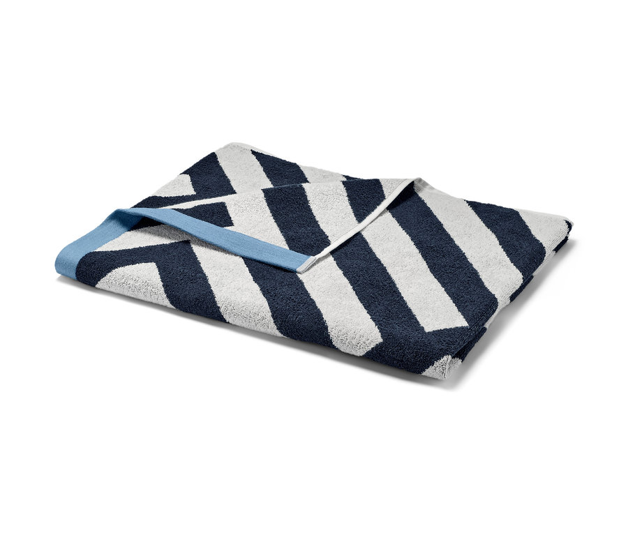 Ein blau-weiß gestreiftes XL-Badetuch mit Grafik.