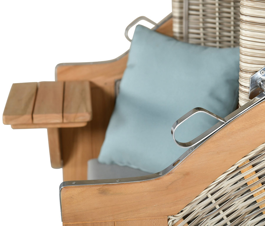 Detailaufnahme eines deVries Teak-Strandkorbs, 1-Sitzer, mit blauem Kissen.