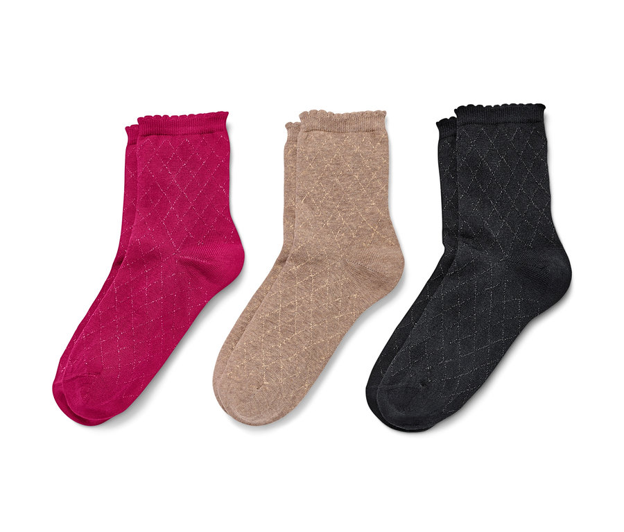 Drei Paar Socken mit Glitzergarn in Himbeer-, Hellbraun- und Schwarztönen.