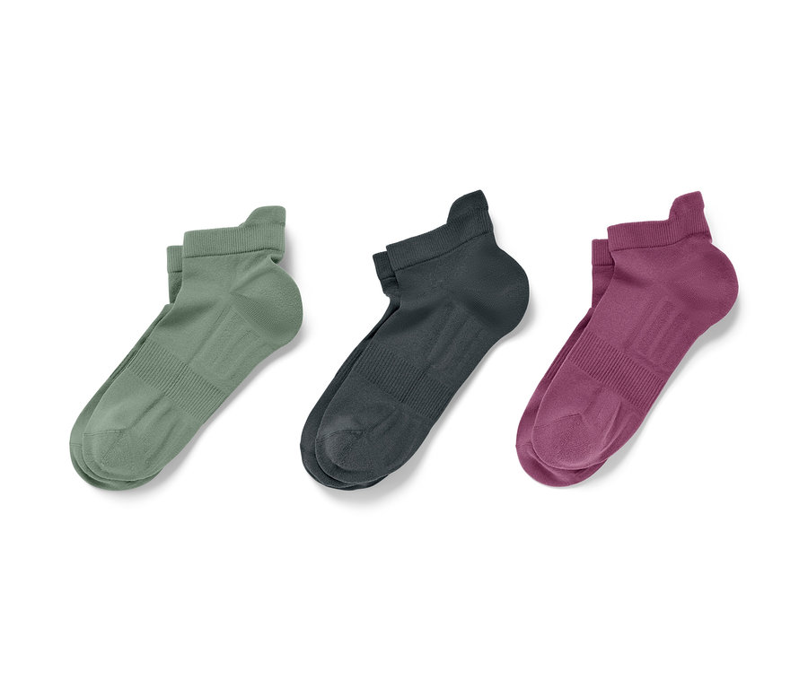 Drei Paar Sportsocken in Salbei, Oliv und Mauve liegen nebeneinander auf einem weißen Hintergrund.