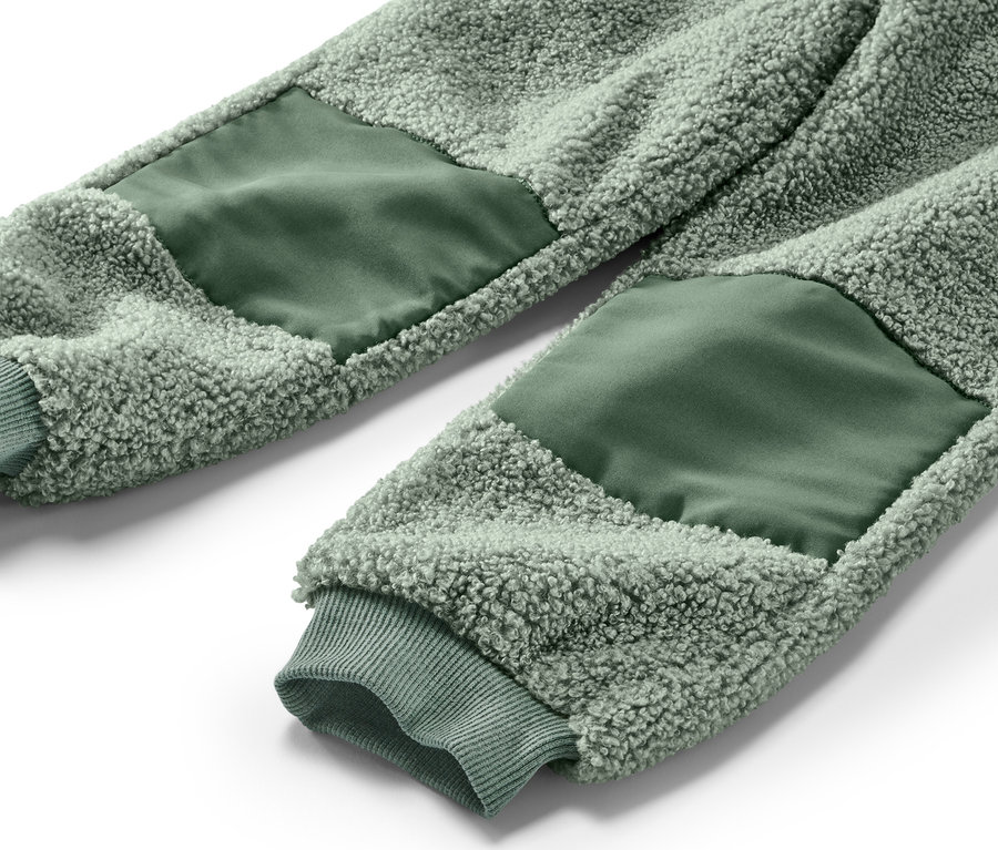 Detailaufnahme einer Kinder-Teddy-Hose mit Knie-Patches.