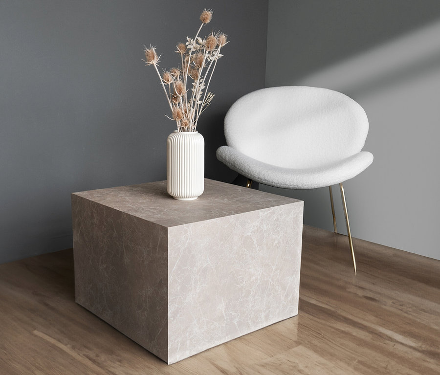 Vase mit Blumen steht auf dem würfelförmigen Kayoom Beistelltisch »Cuboid«, daneben steht ein weißer Stuhl.
