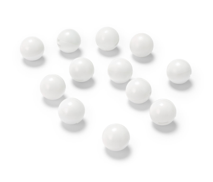 Zwölf weiße LED-Kügelchen auf weißem Hintergrund.