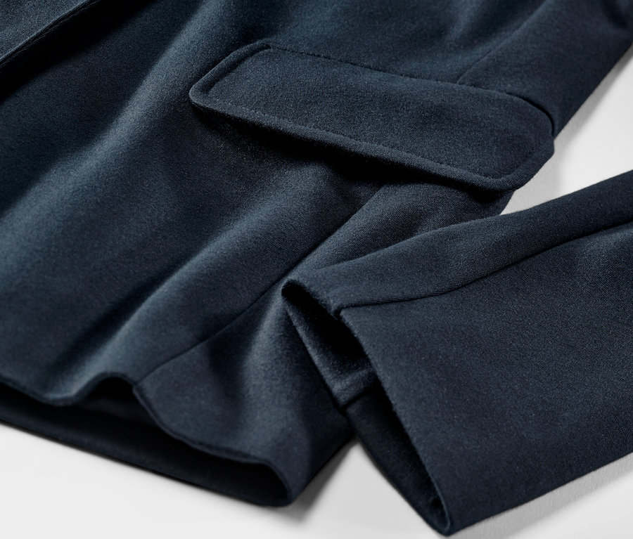 Detailansicht eines Jerseyblazers.